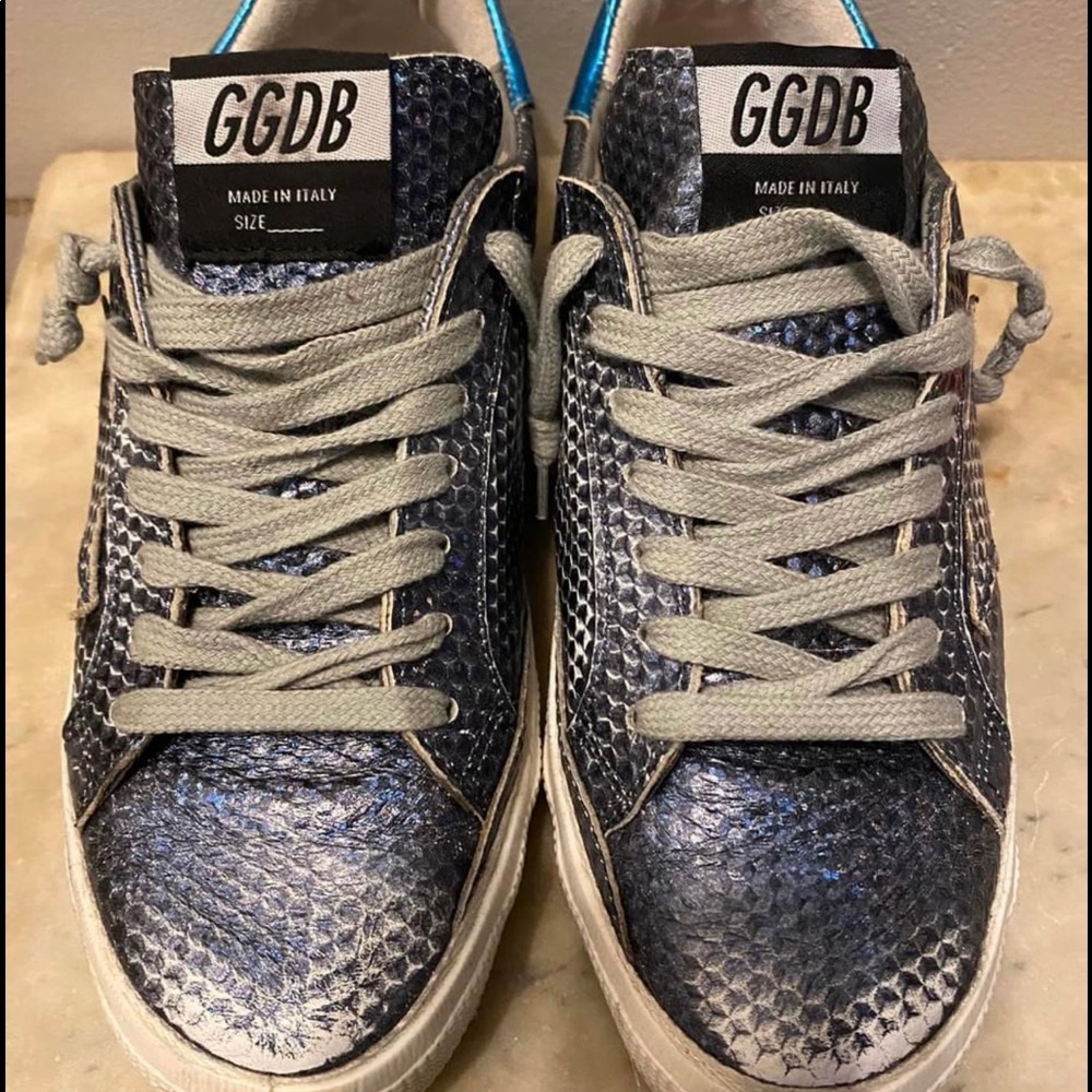 Tennis shoes
